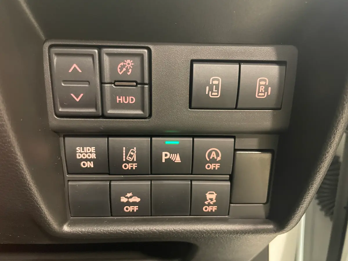 両側電動式スライドドアはハイグレードのみ
